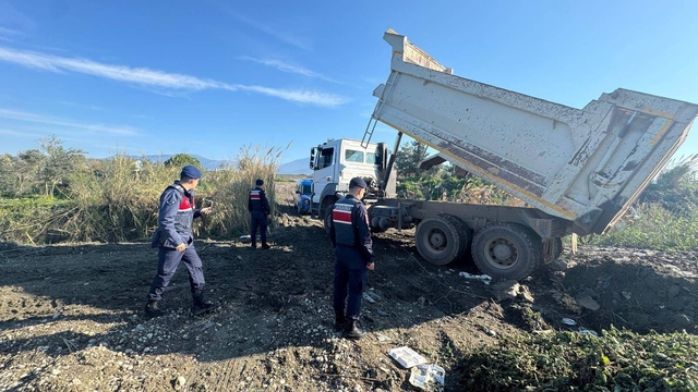 Kaş'ta izinsiz kum alımına jandarma engeli