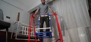 Tesisatçı baba adayından, doğacak bebeğine su borusundan beşik ve salıncak