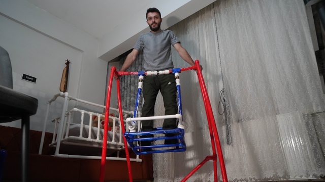 Tesisatçı baba adayından, doğacak bebeğine su borusundan beşik ve salıncak
