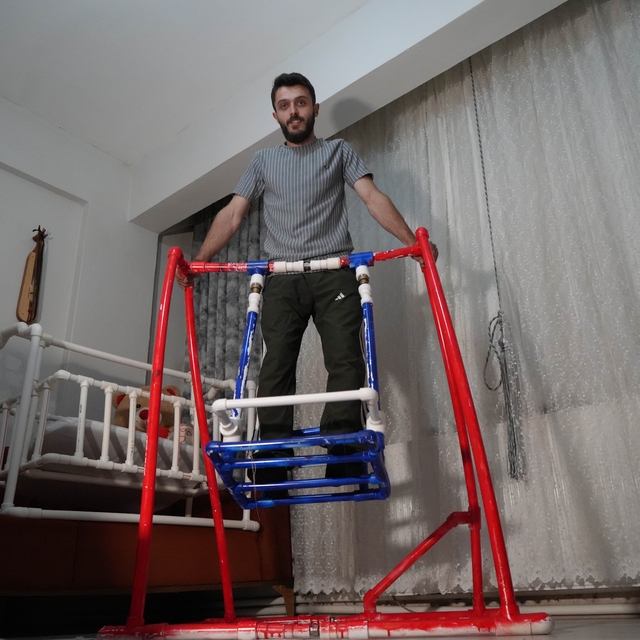 Tesisatçı baba adayından, doğacak bebeğine su borusundan beşik ve salıncak
