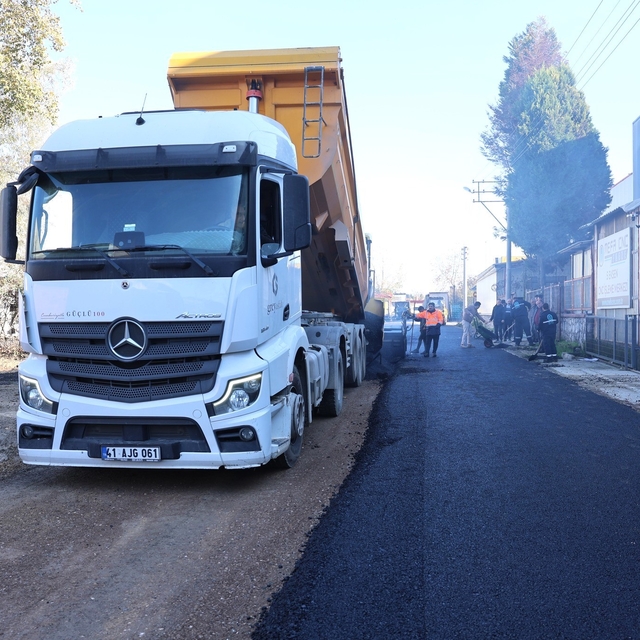 Erenler'de iki mahallede asfalt serim çalışmaları sürüyor
