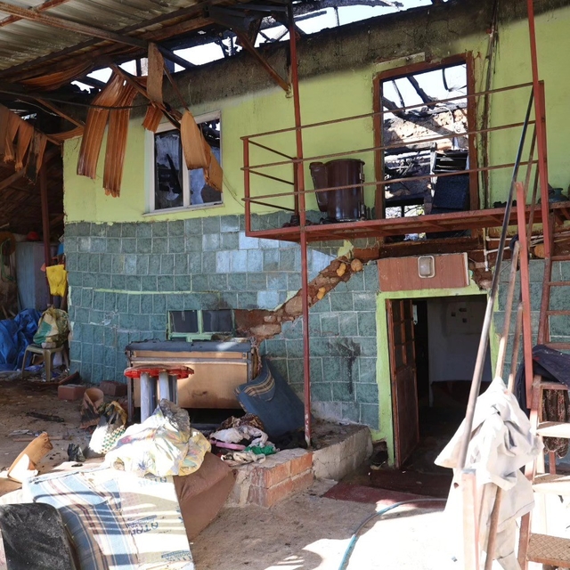 Başkan Tatık evleri yanan aileyi yalnız bırakmadı