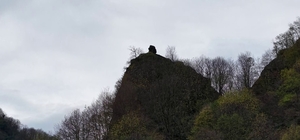 Yamaçtaki ilginç kaya dikkat çekiyor