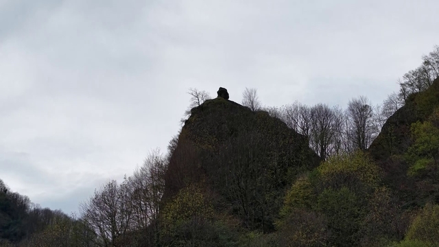 Yamaçtaki ilginç kaya dikkat çekiyor