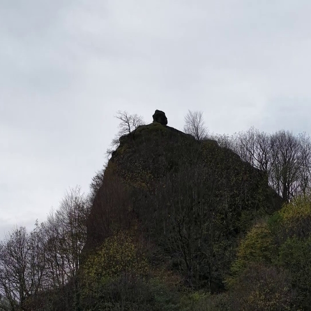 Yamaçtaki ilginç kaya dikkat çekiyor
