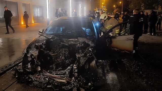 Nusaybin'de park halindeki otomobil yandı