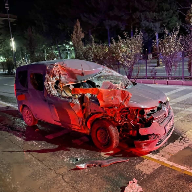 Elazığ'da hafif ticari araç, temizlik aracına çarptı: 1 yaralı