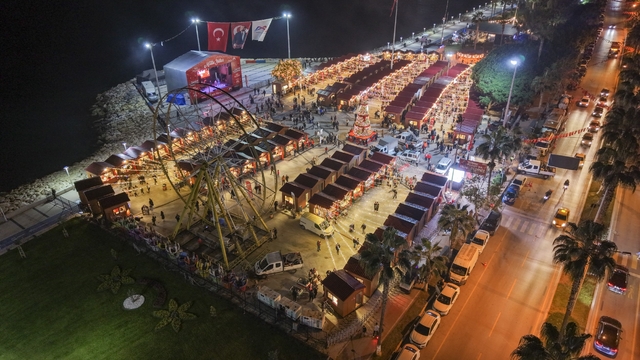 Mersin'de Yılbaşı Pazarı ışıl ışıl coşkuyla kapılarını açtı