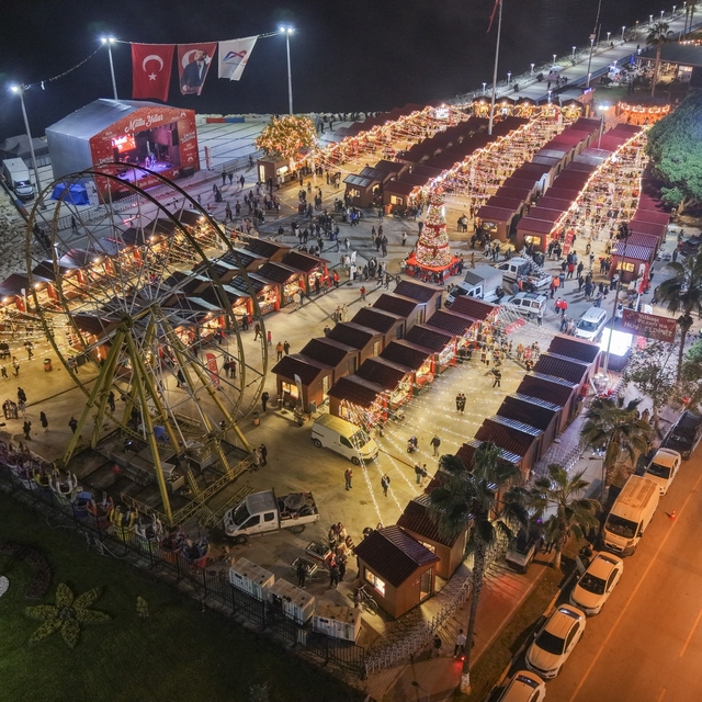 Mersin'de Yılbaşı Pazarı ışıl ışıl coşkuyla kapılarını açtı