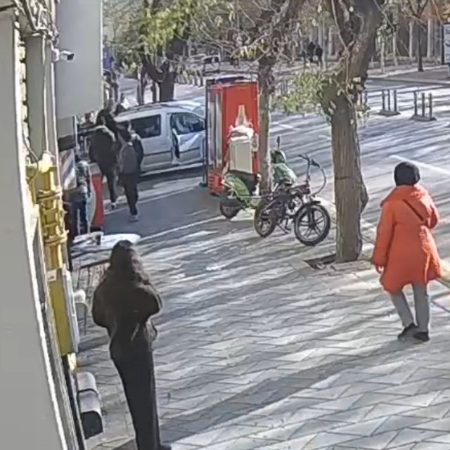 Kadınlar arasında çıkan kavga kameraya yansıdı
Çevredeki vatandaşlar kavgay...