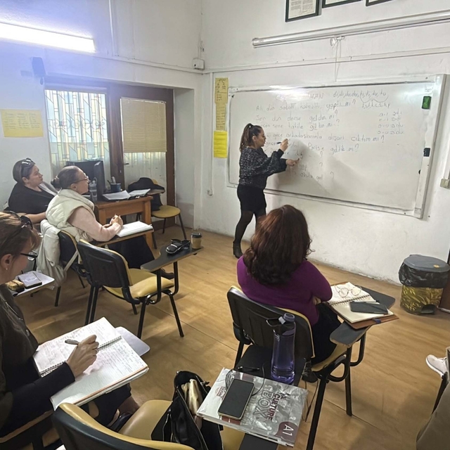 Bodrum'a farklı ülkelerden gelen yerleşik yabancılar Türkçe öğreniyor