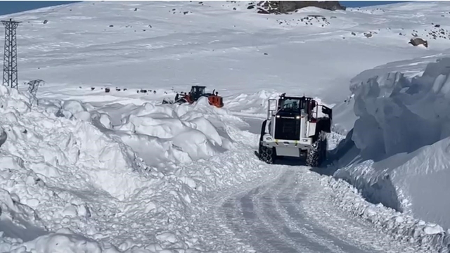 Şırnak'ta tipi, köy yollarını ulaşıma kapattı