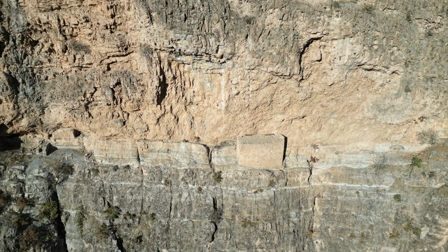 Kayaların ortasındaki manastır görenleri hayrete düşürüyor: Yüzlerce yıllık yapı dron ile görüntülendi