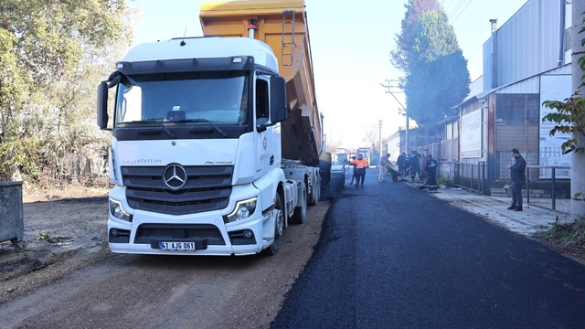 Erenler'de iki mahallede asfalt serim çalışmaları sürüyor