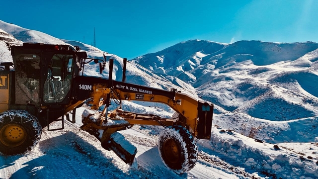 Siirt'te 10 köyün ulaşımını sağlayan yol kardan kapandı