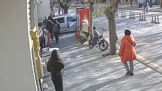 Kadınlar arasında çıkan kavga kameraya yansıdı
Çevredeki vatandaşlar kavgayı ayırmak yerine izlemeyi tercih etti