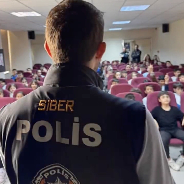 Eceabat'da emniyet ekiplerince öğrenciler bilgilendirildi