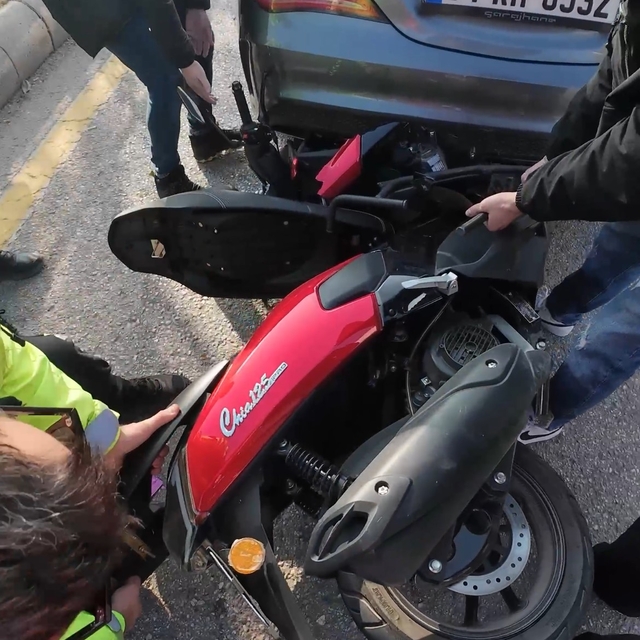 Aracın altında sıkışan motosiklet böyle çıkarıldı