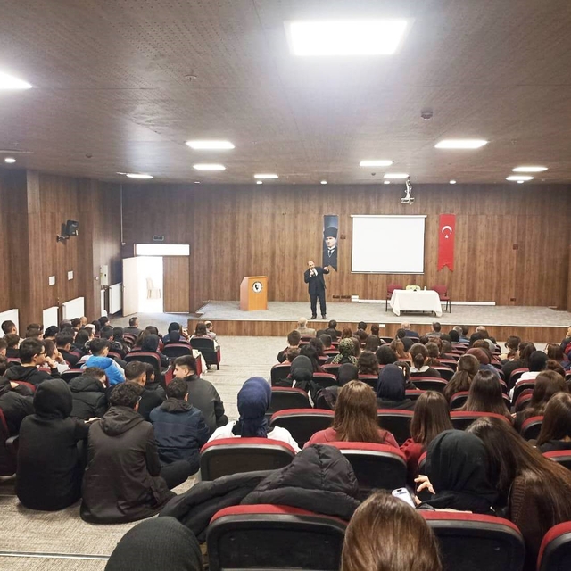 Emet'te lise öğrencilerine "Hz. Peygamber ve Şahsiyet İnşası" başlıklı konf...