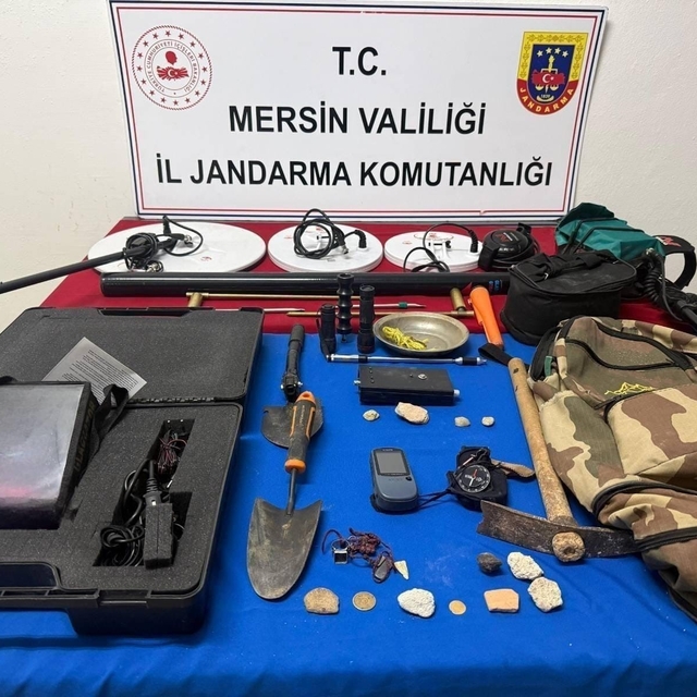 Tarihi eser peşindeki defineciler jandarmaya takıldı