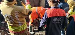 Manisa'da evi yanan kadının enkazda cansız bedenine ulaşıldı
