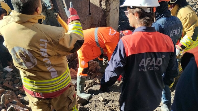 Manisa'da evi yanan kadının enkazda cansız bedenine ulaşıldı