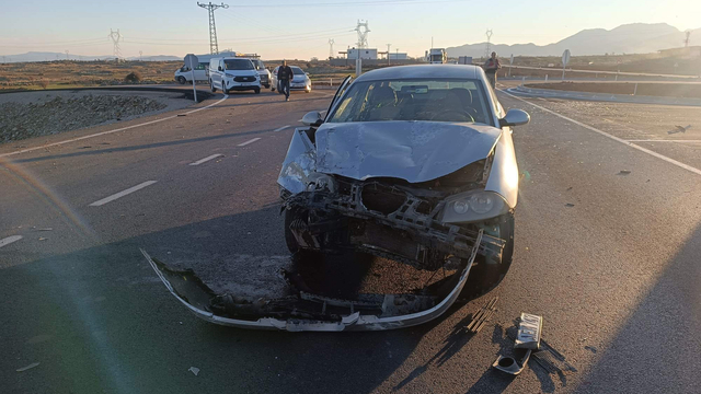 Gaziantep'te kamyonetle otomobil çarpıştı; 3'ü çocuk, 6 yaralı