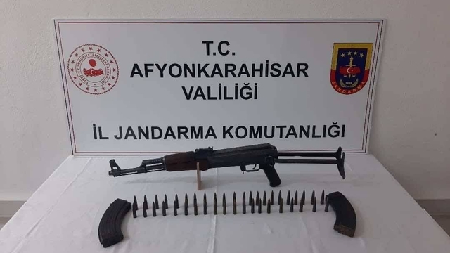 Şüphe üzerine durdurulan otomobilde Kalaşnikov ele geçirildi