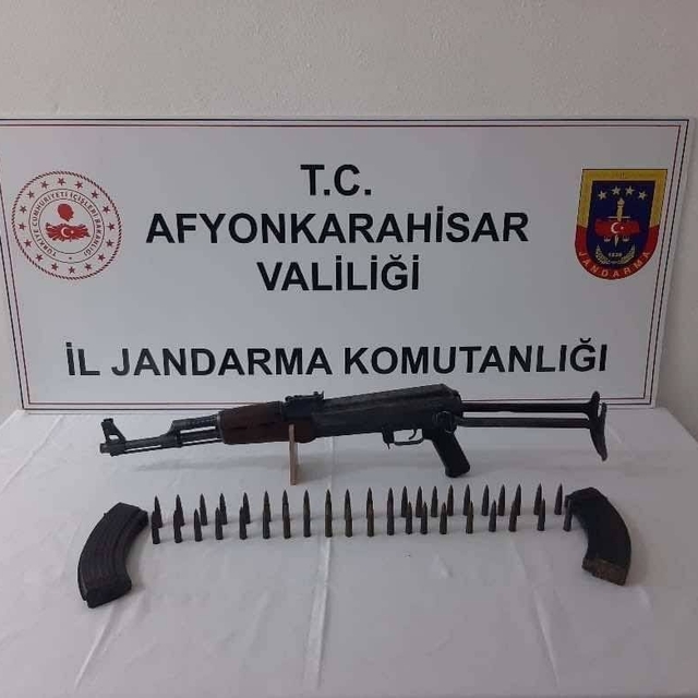 Şüphe üzerine durdurulan otomobilde Kalaşnikov ele geçirildi