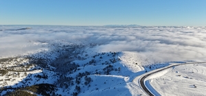 Samsun'da kar altındaki Dürtmen Dağı'nda oluşan sis dronla görüntülendi
