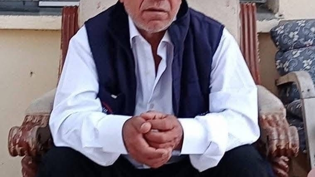 Yolda yatar vaziyetteki kişinin üzerinden otomobil geçti