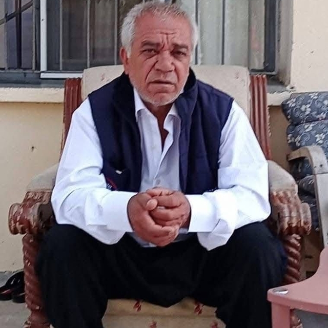 Yolda yatar vaziyetteki kişinin üzerinden otomobil geçti