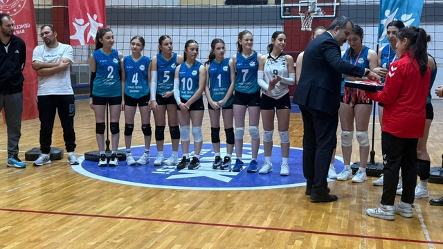 Köprülü Mehmet Paşa Anadolu Lisesi voleybol takımı Samsun birincisi oldu