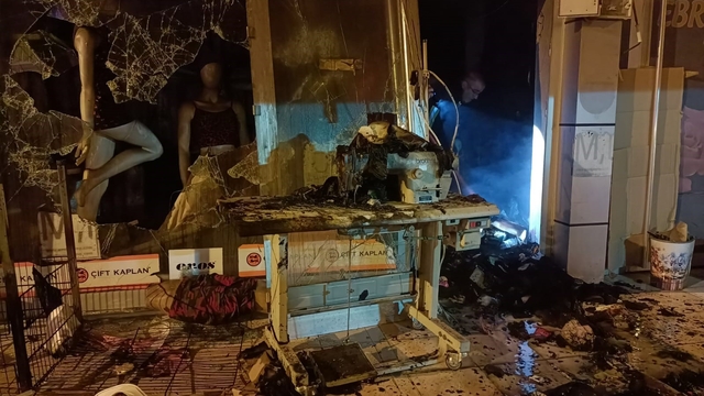 Isparta'da iç giyim mağazasında çıkan yangın itfaiye ekiplerince söndürüldü