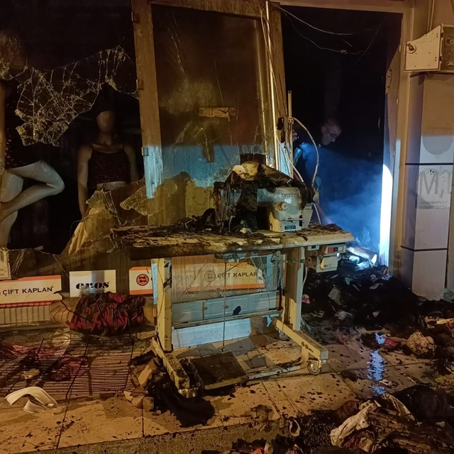 Isparta'da iç giyim mağazasında çıkan yangın itfaiye ekiplerince söndürüldü