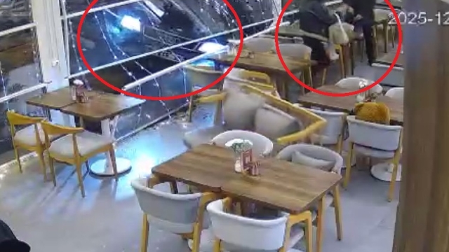 Otomobilin kafeye daldığı kaza kamerada