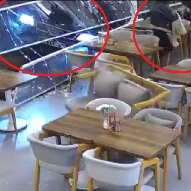 Otomobilin kafeye daldığı kaza kamerada