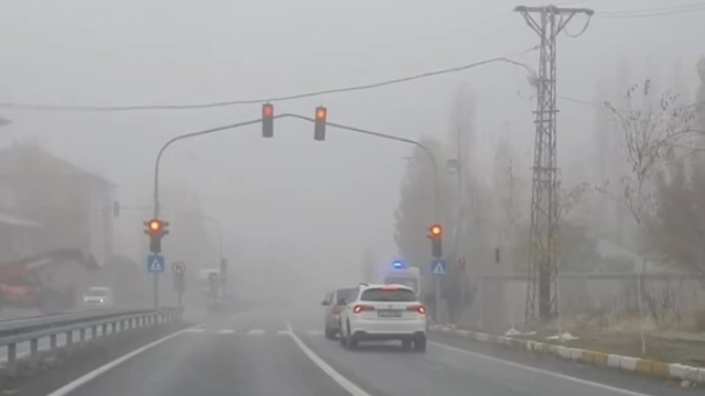 Patnos'ta etkili olan yoğun sis günlük hayatı olumsuz etkiledi