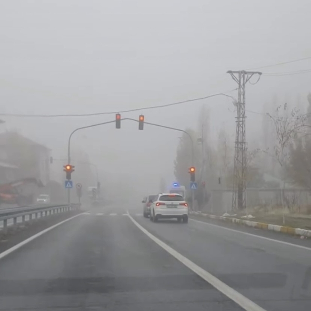 Patnos'ta etkili olan yoğun sis günlük hayatı olumsuz etkiledi