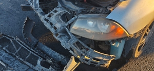 Otomobil ile kamyonet çarpıştı: 5 yaralı