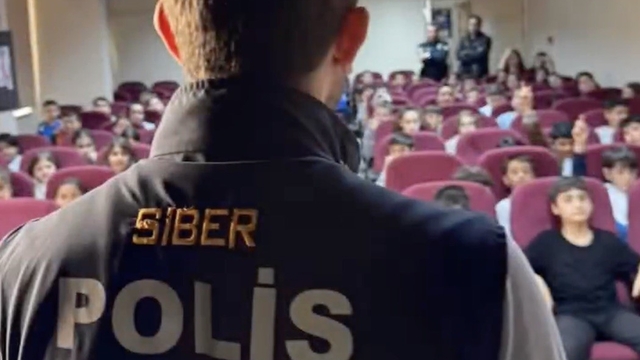 Eceabat'da emniyet ekiplerince öğrenciler bilgilendirildi