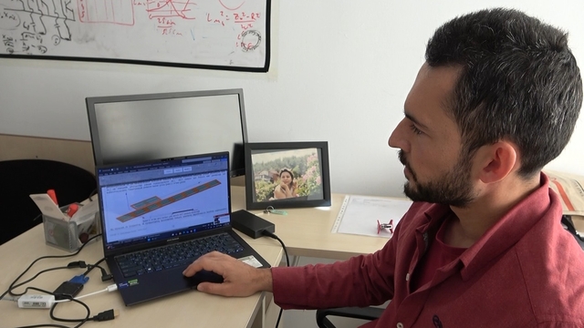 Hareket halindeki elektrikli araçlara kablosuz şarj projesi: "Hedef, araç durmadan menzili yüzde 10-20 yükseltmek"
Ispartalı akademisyenin hareket halindeki elektrikli araçlar için geliştirdiği proje TÜBİTAK'tan destek aldı
Proje sahibi Doç. Dr. Ali Ağçal: "Yollara entegre edilecek şarj şeritleriyle elektrikli araçlar kendi kendini şarj edebilecek"