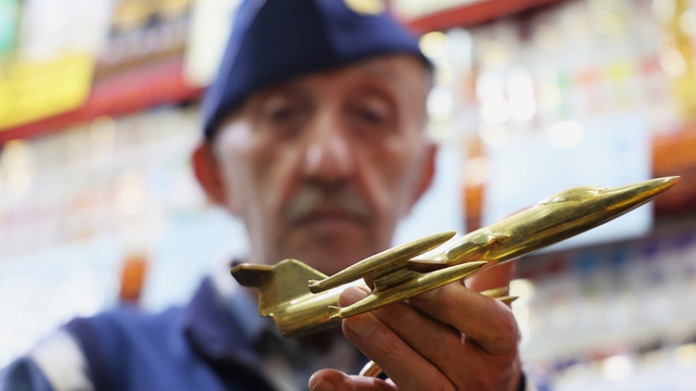 Çocukluk hayali pilotluktu, 60 yıldır 300'e yakın uçak maketi topladı
75 yaşında çocukluk hayalini yaşatıyor, 300'e yakın uçak maketi biriktirdi