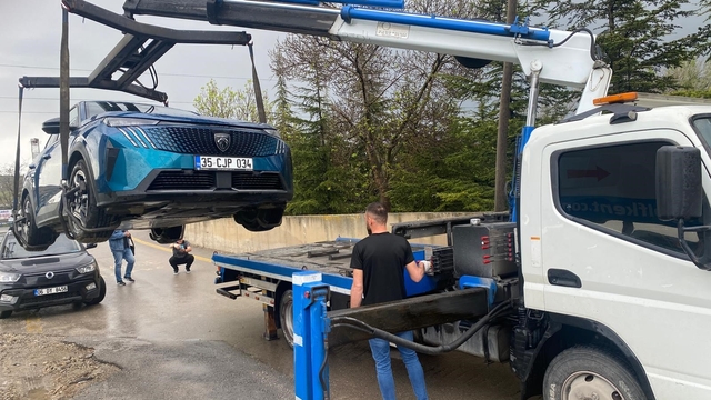 Elektrikli otomobilin yakınına yıldırım düştü, milyonluk araç 'hurda' oldu
Teknoloji harikası 'bilmece'ye dönüştü, arızayı hala çözemediler