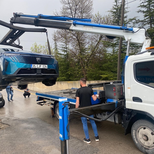 Elektrikli otomobilin yakınına yıldırım düştü, milyonluk araç 'hurda' oldu...