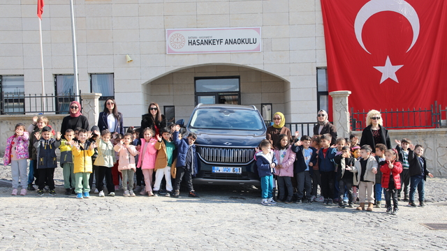 Hasankeyf'te "Yerli Malı Haftası'nda öğrencilere yerli otomobil Togg tanıtıldı