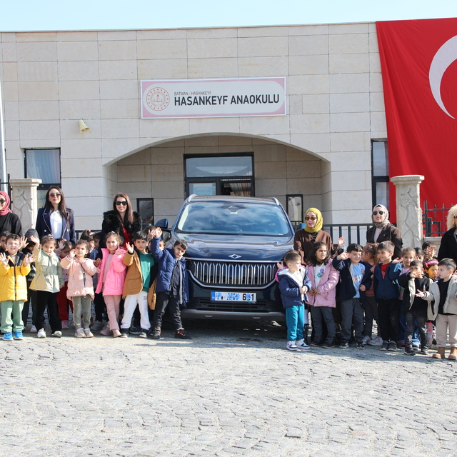 Hasankeyf'te "Yerli Malı Haftası'nda öğrencilere yerli otomobil Togg tanıtı...