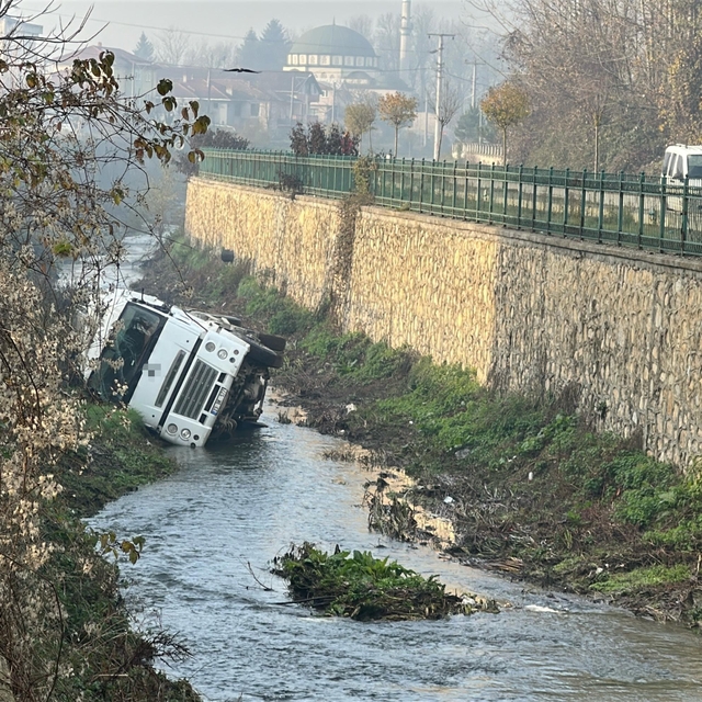 Dere yatağına devrilen beton mikserinin sürücüsü yaralandı