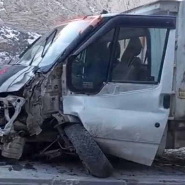 Kontrolden çıkan kamyonet direğe çarptı: 1 yaralı