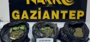 Gaziantep'te 22 kilo skunk ile çok sayıda silah ele geçirildi: 7 gözaltı
Uyuşturucu maddeler poşetlerin içerisindeki marulların altına saklanmış halde bulundu
